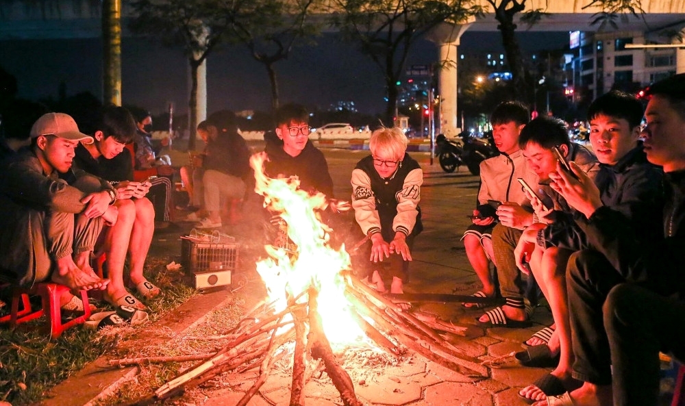 Hanoians seek to stay warm as nighttime temperature falls to 12